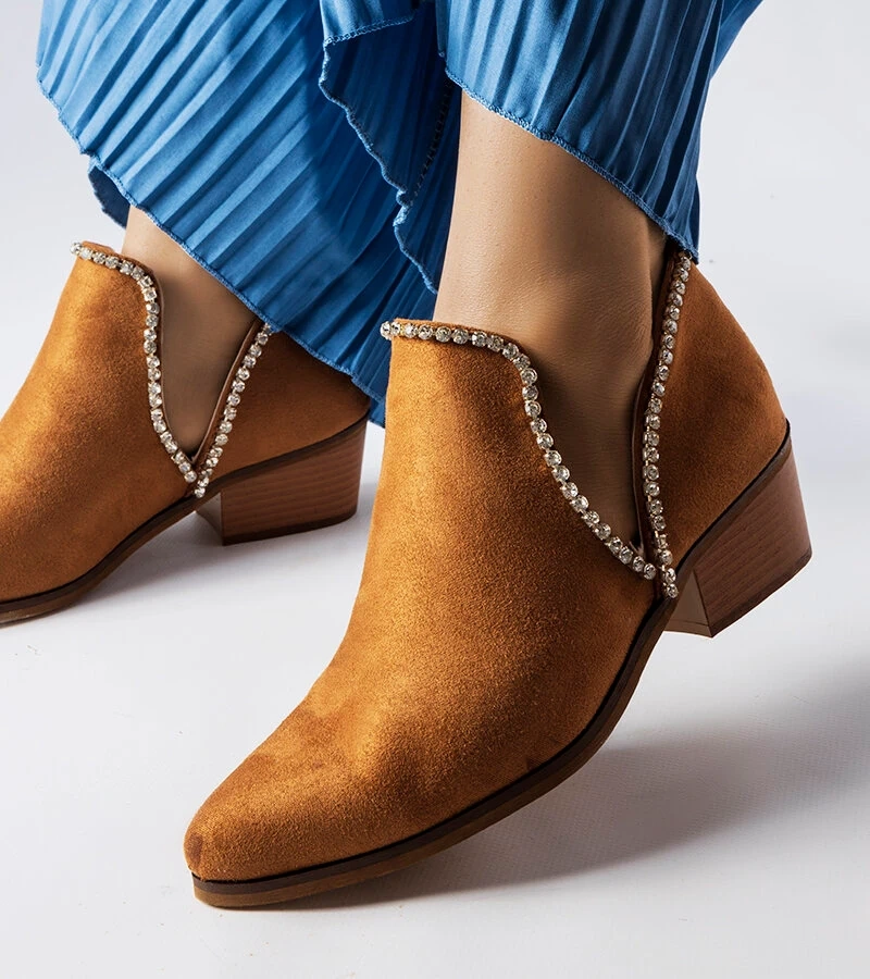 Brązowe botki ozdobione cyrkoniami