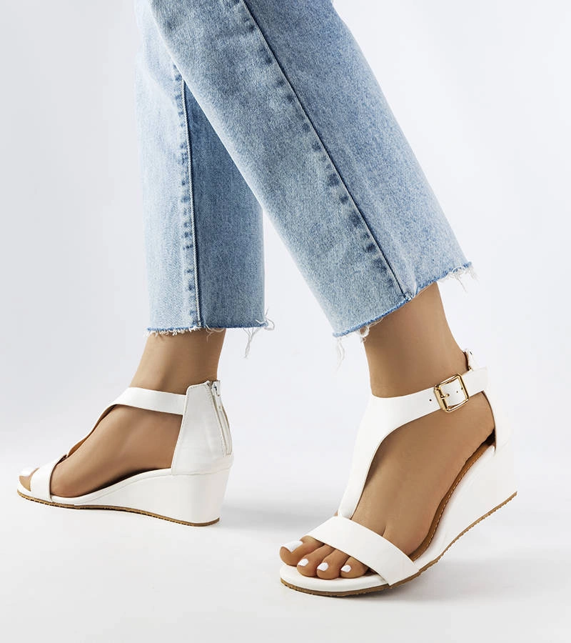 Białe sandały na koturnie