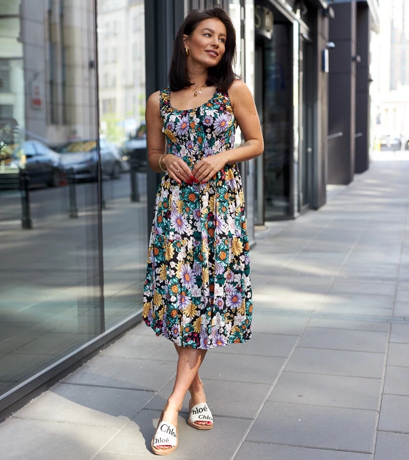 Czarna sukienka midi w kwiaty