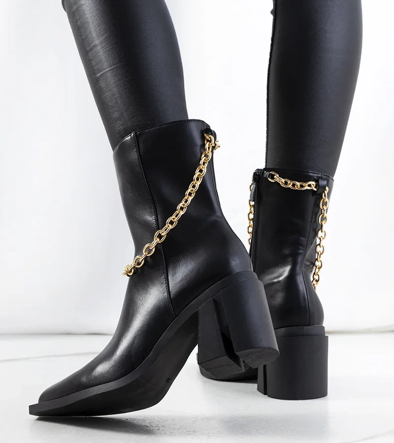 Czarne kowbojki z łańcuchem