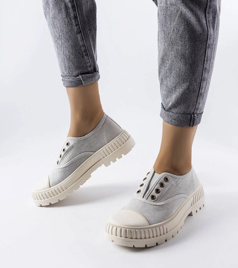 Szare trampki na masywnej podeszwie