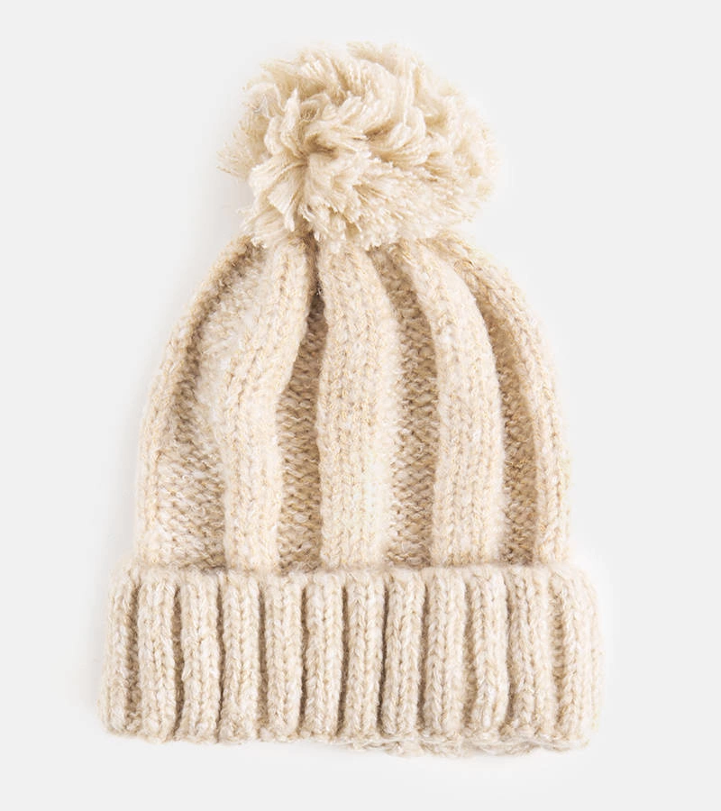 Beżowa zimowa czapka