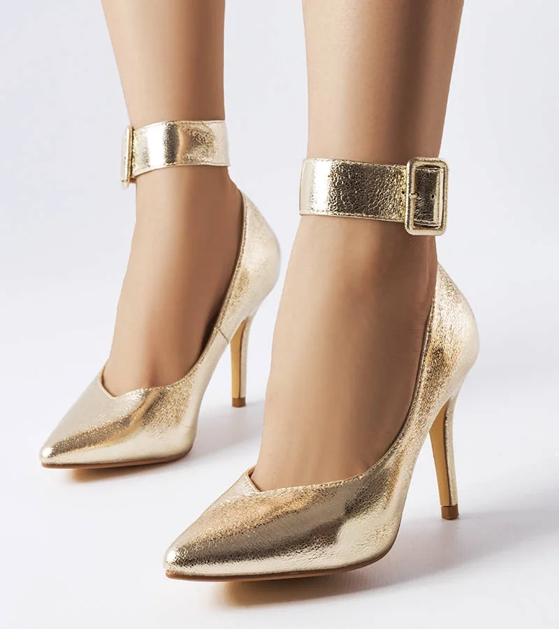 Metaliczne złote szpilki z pakiem