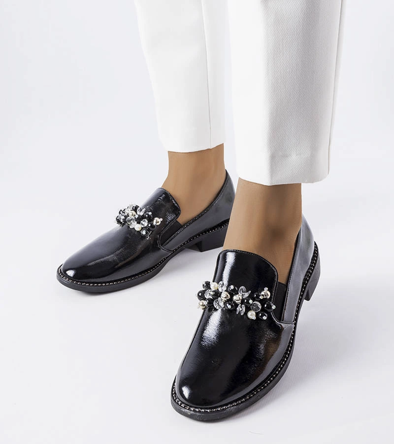 Czarne  lakierowane półbuty zdobione kryształkami