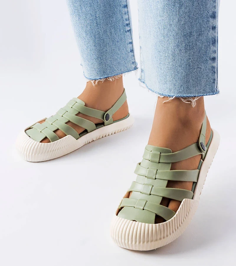 Zielone gumowe klapki