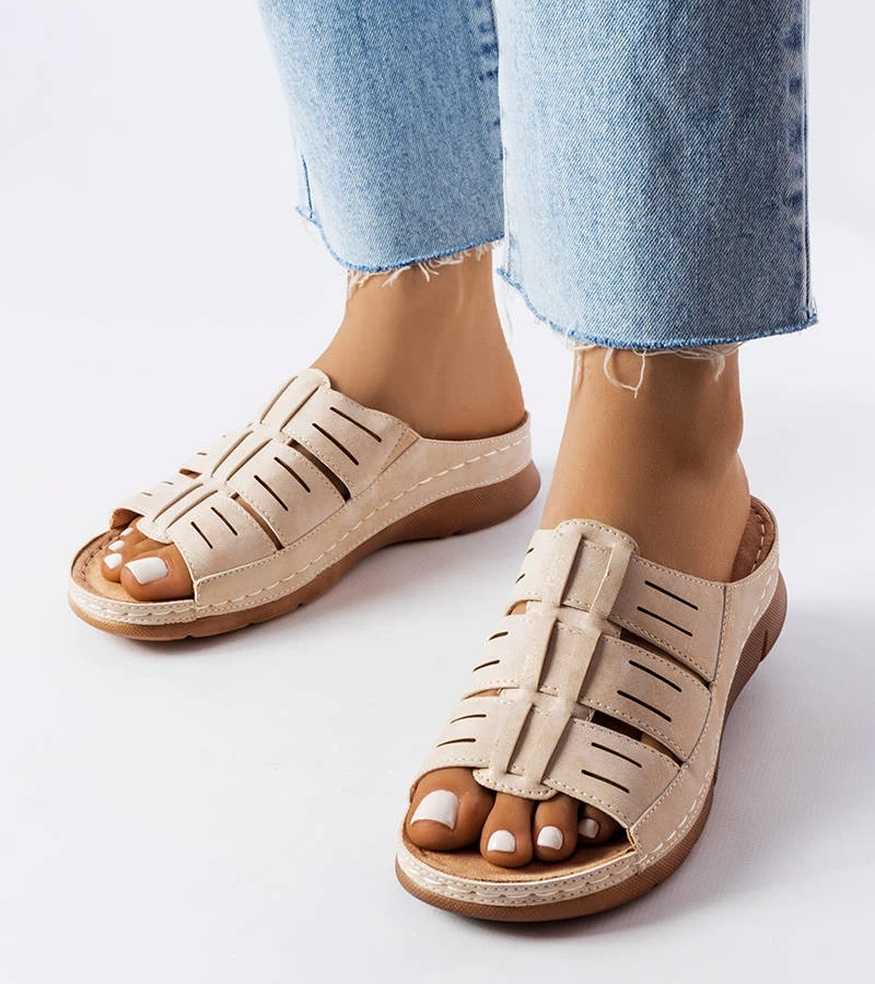 Beżowe klapki na koturnie