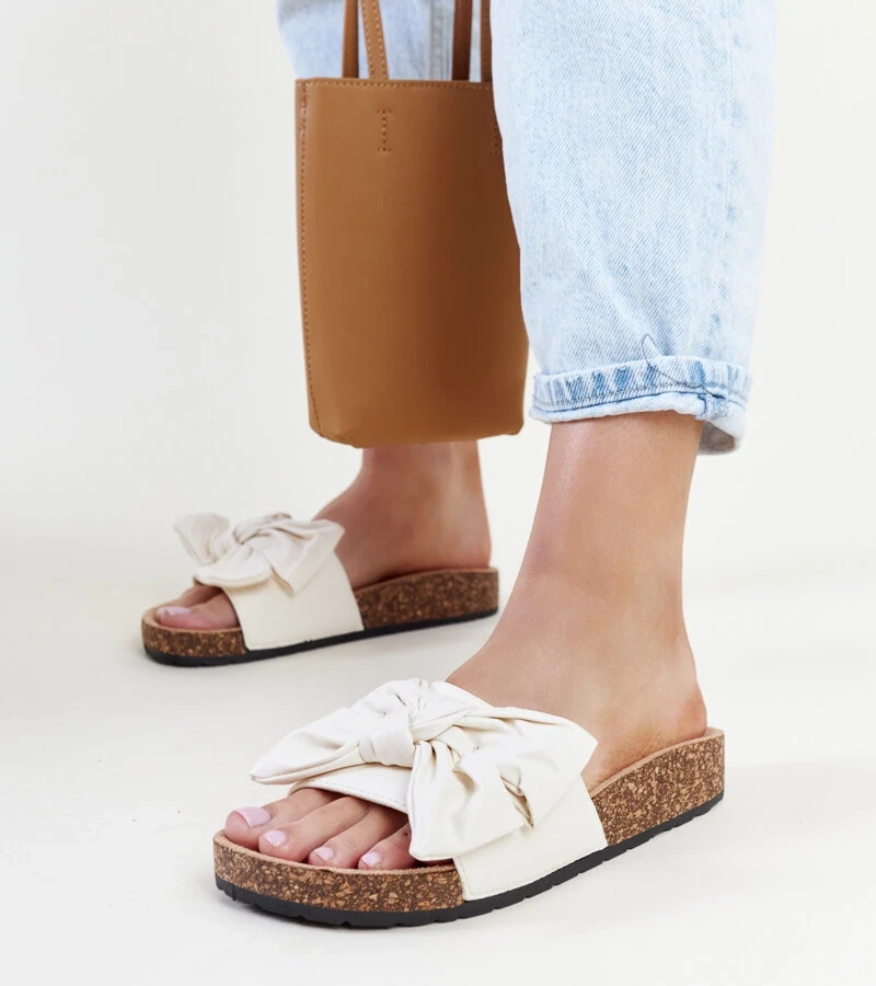 Jasnobeżowe klapki na korkowej podeszwie z kokardą