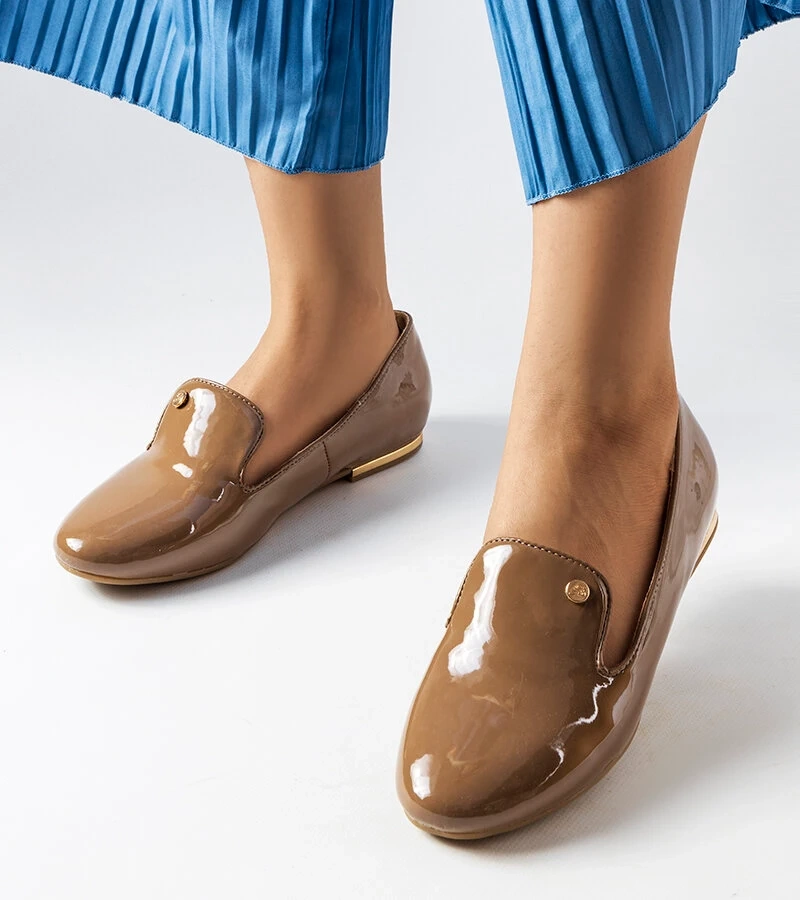 Brązowe lakierowane półbuty