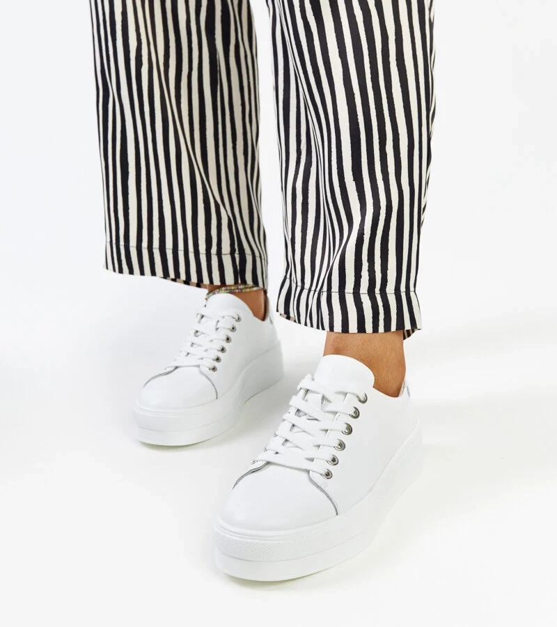 Białe klasyczne trampki skórzane