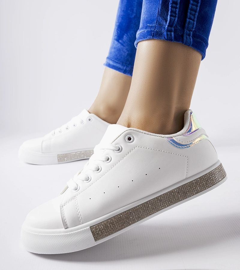 Białe klasyczne sneakersy z cyrkoniami