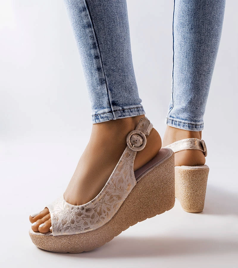 Beżowe sandały na koturnie