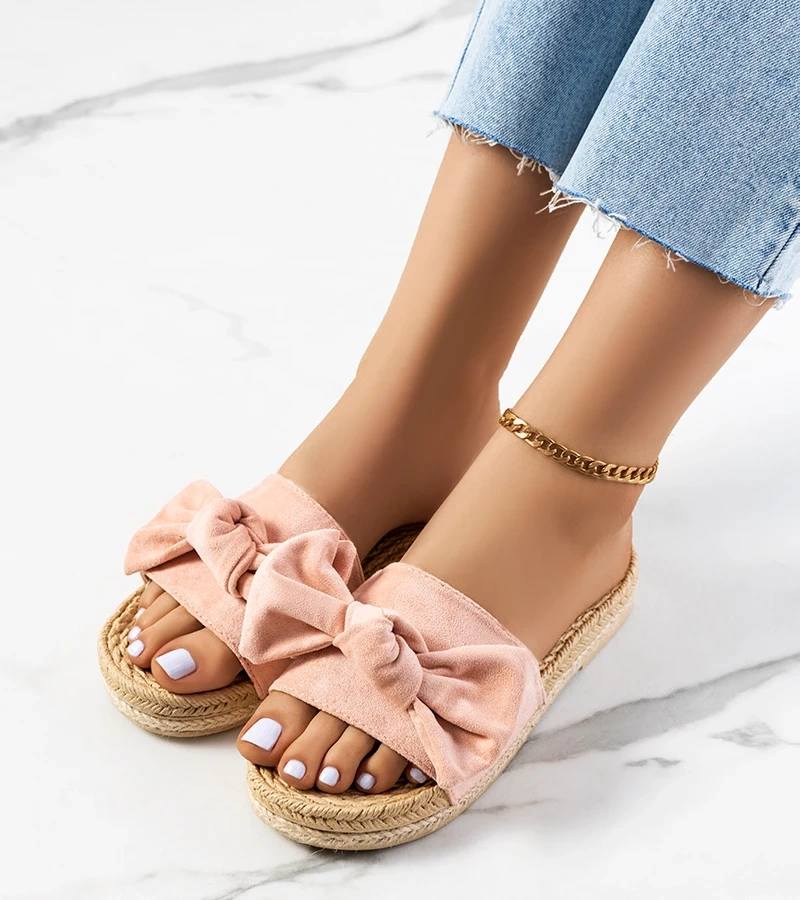 Różowe klapki na platformie