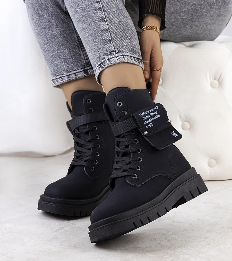 Czarne matowe traperki