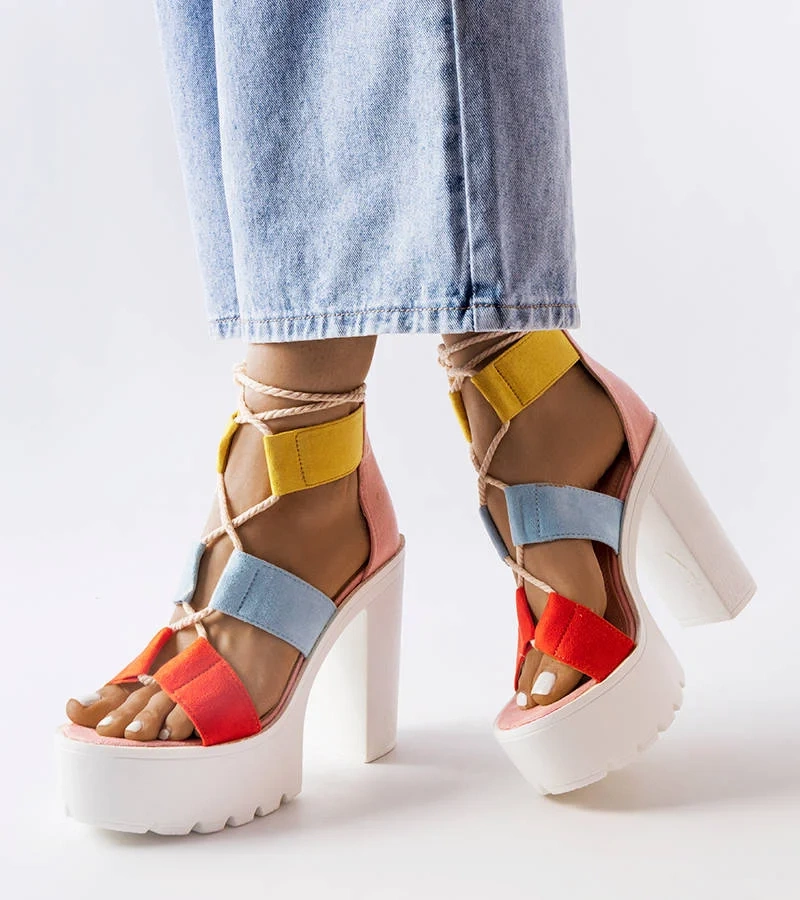 Różowe wysokie sandały wiązane