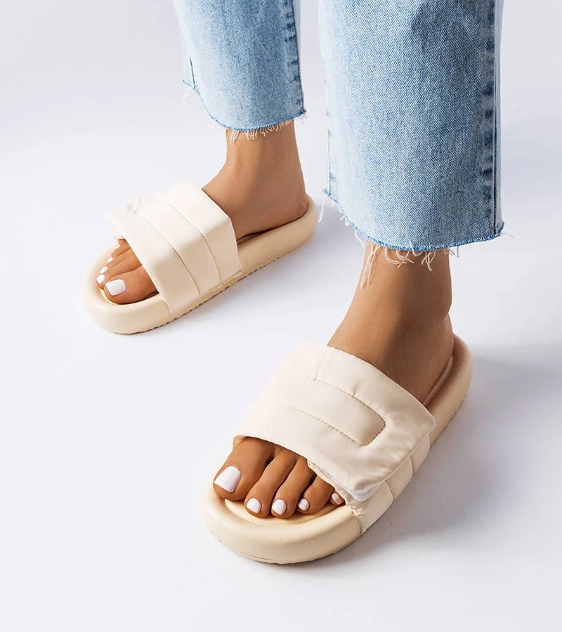 Beżowe klapki zapinane na rzep