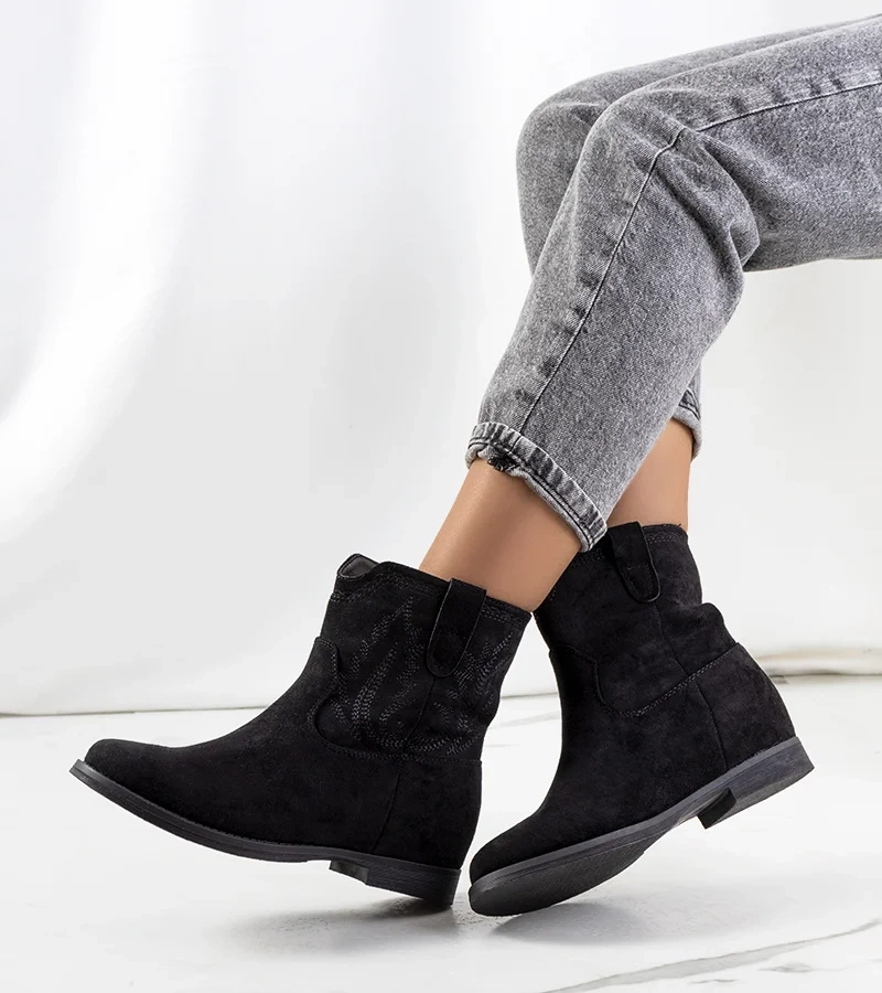 Czarne botki na koturnie