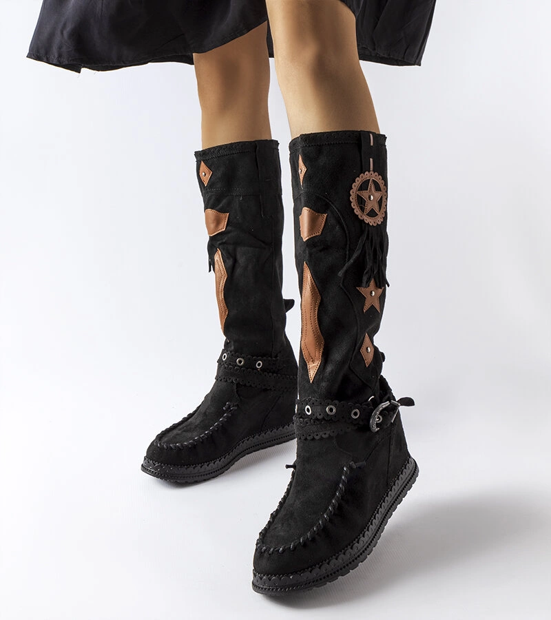 Czarne kozaki na krytym koturnie w stylu boho