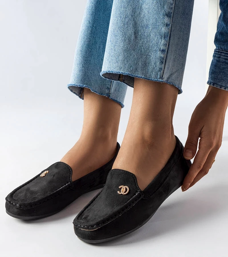 Czarne mokasyny z ozdobną aplikacją