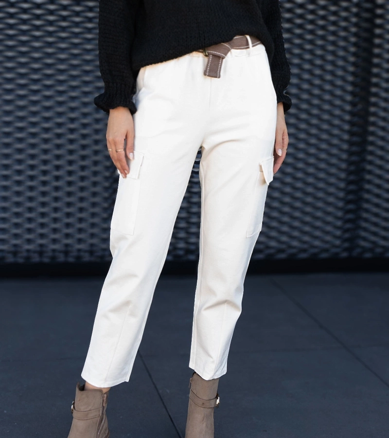 Białe spodnie typu bojówki z naszytymi kieszeniami