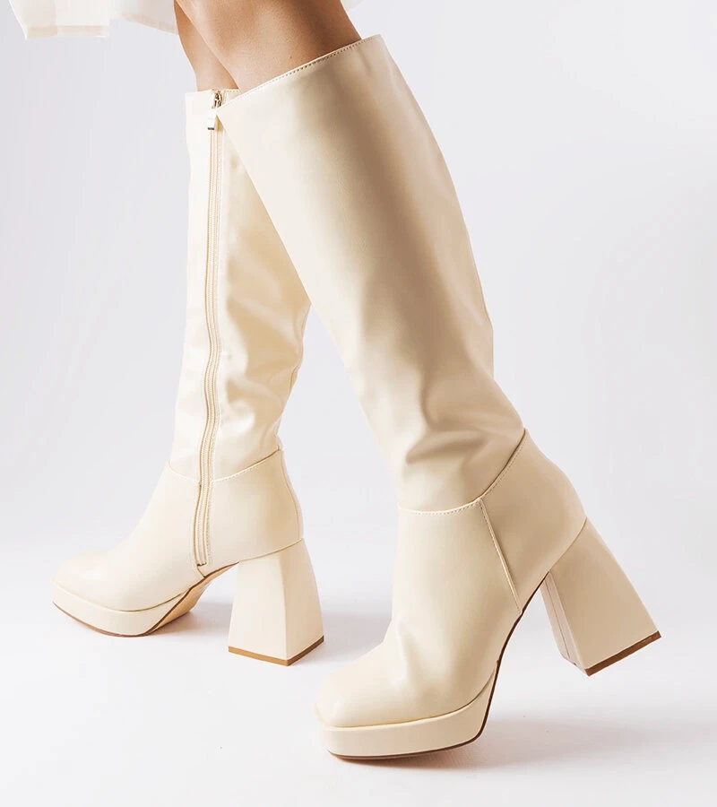 Beżowe masywne kozaki na słupku