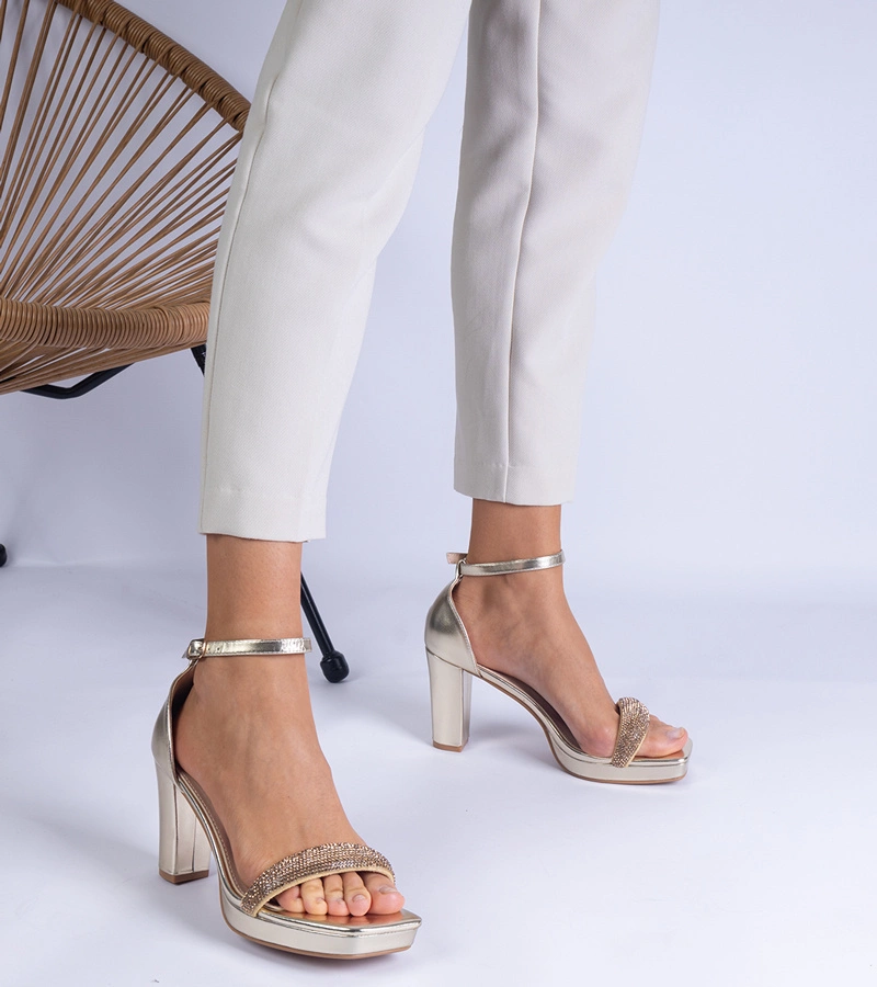 Hers Złote eleganckie sandały na słupku z cyrkoniami