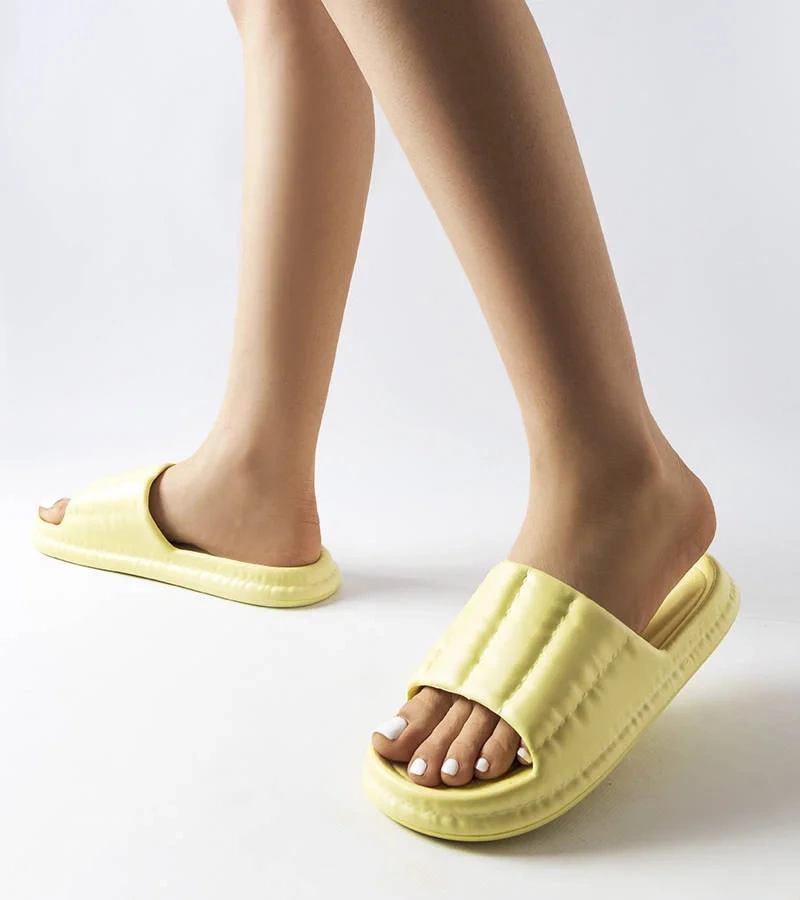 Zielone sportowe klapki