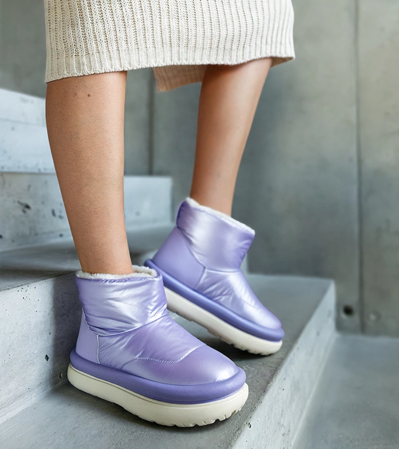 Fioletowe ciepłe śniegowce na platformie