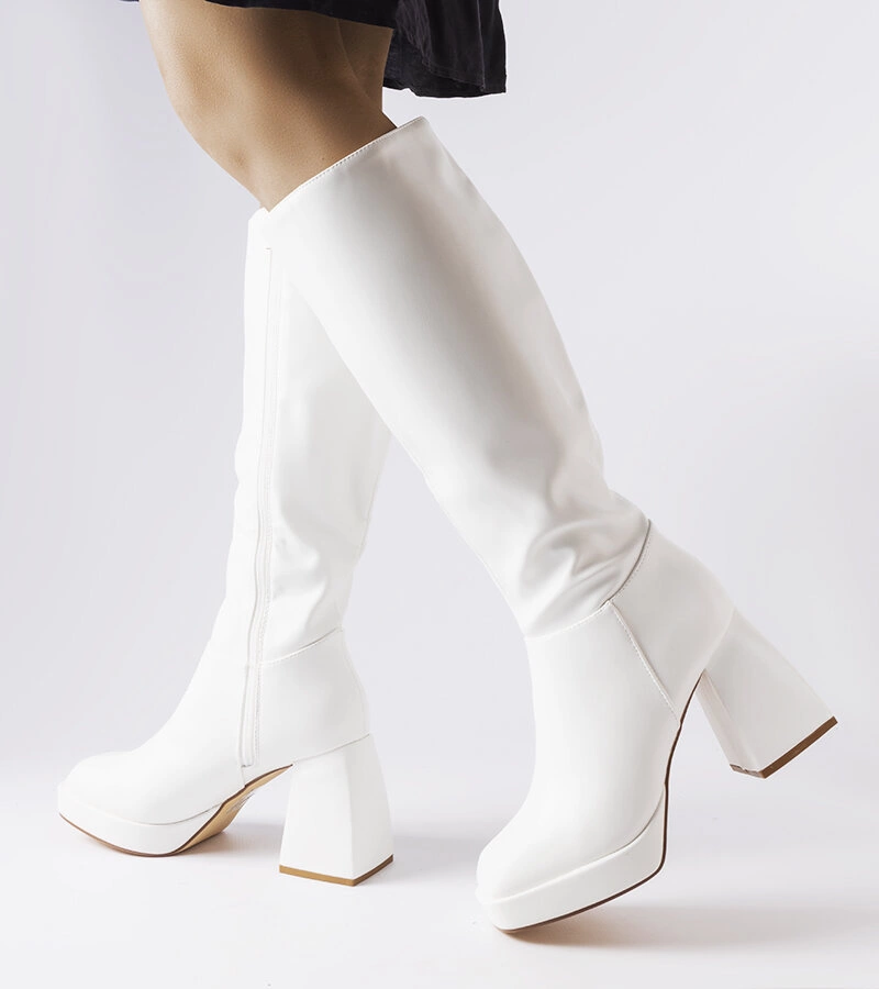 Białe kozaki na masywnym słupku