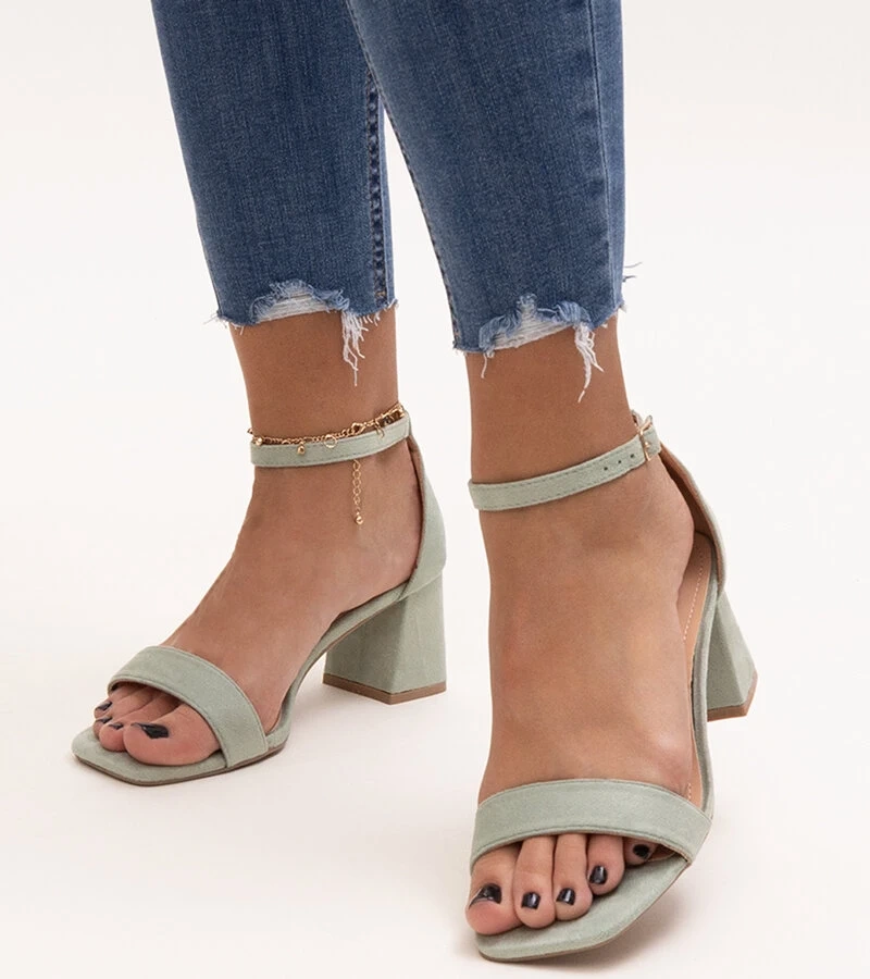 Jasnozielone sandały na słupku