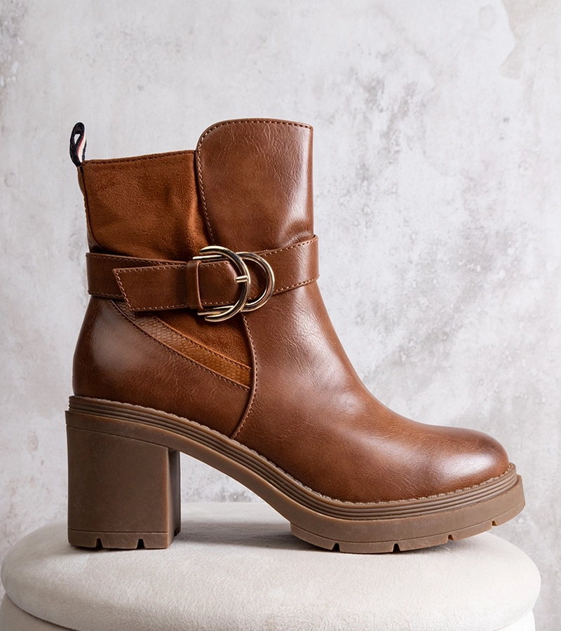 Brązowe botki na słupku