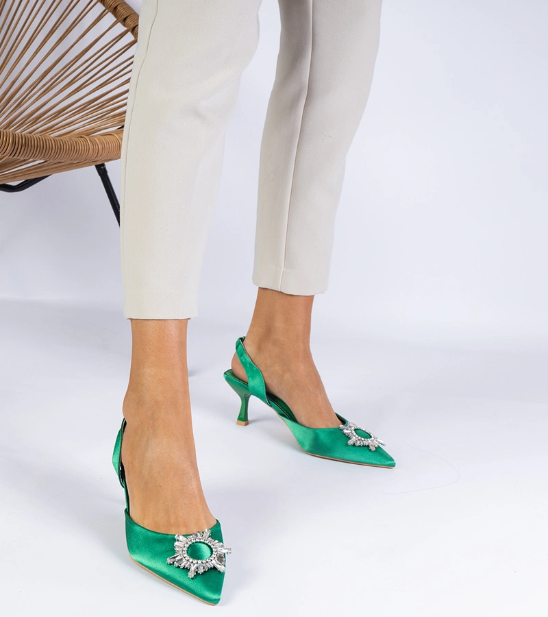 Hers Zielone czółenka satynowe z otwartą piętą i elegancką ozdobą