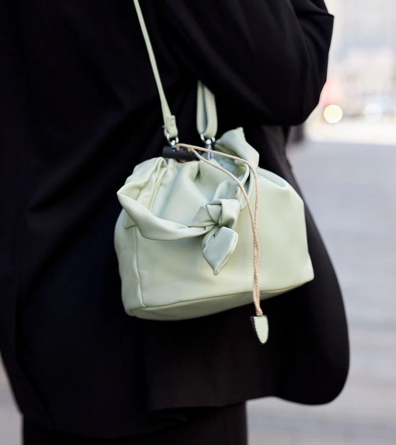 Zielona mała torebka typu ,,worek ''