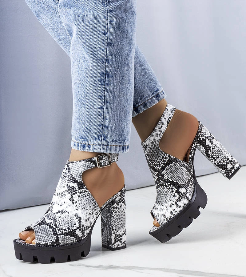 Szare sandały na wysokim słupku