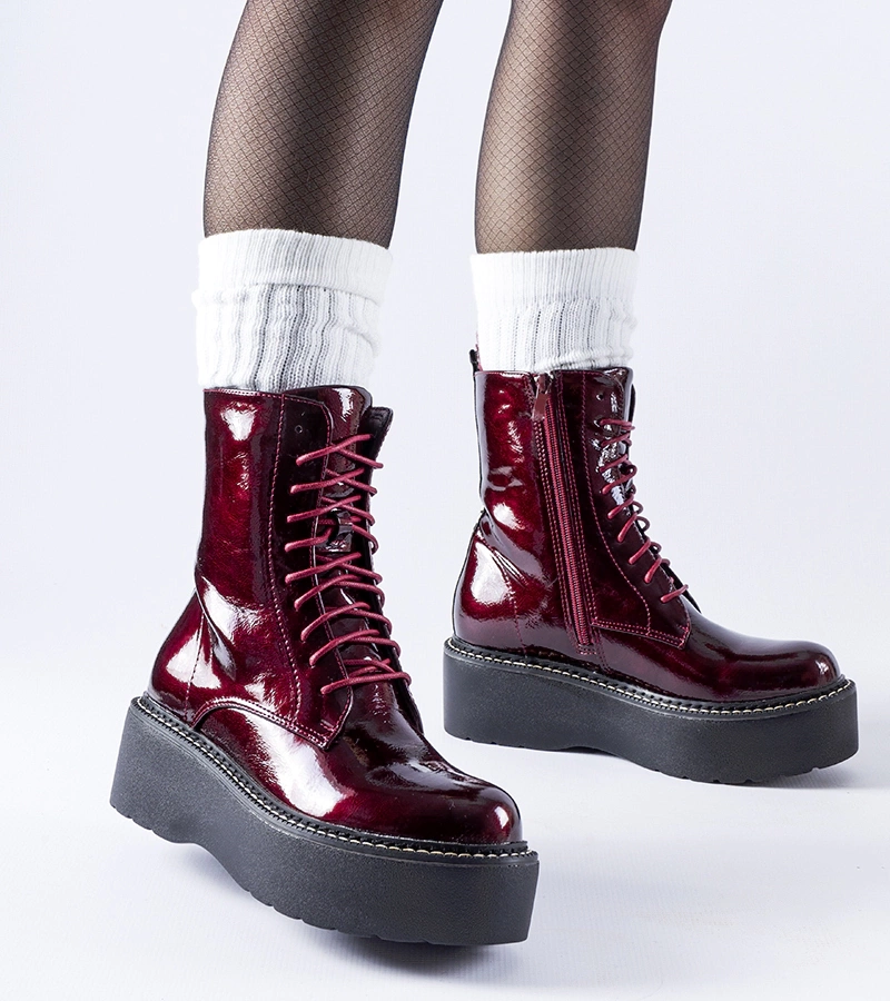 Bordowe lakierowane workery na platformie