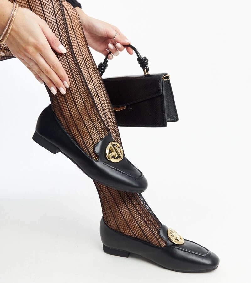 Czarne mokasyny z metalową aplikacją