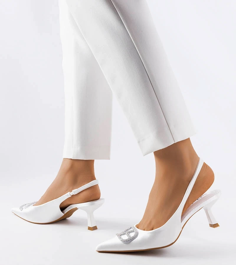 Białe stylowe szpilki ozdobione cyrkoniami