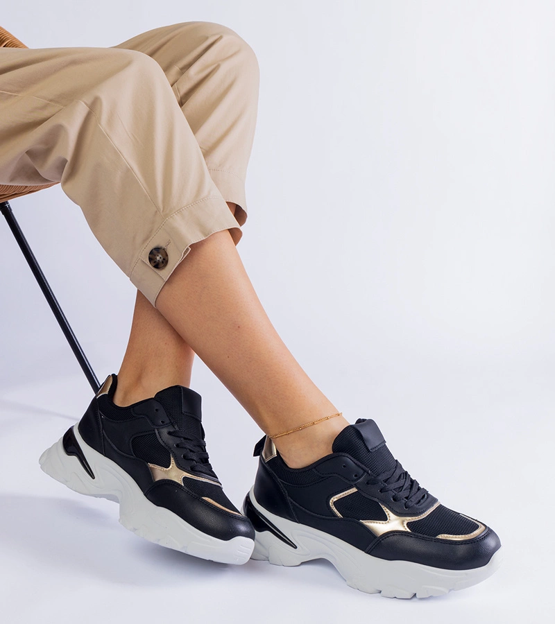 Czarne sneakersy na masywnej podeszwie