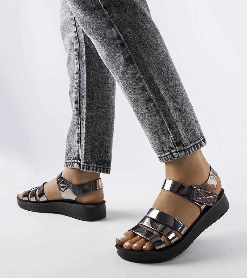 Szare błyszczące sandały na koturnie