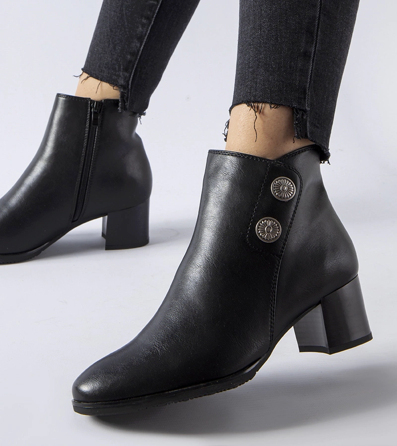 Czarne ocieplane botki na niskim słupku