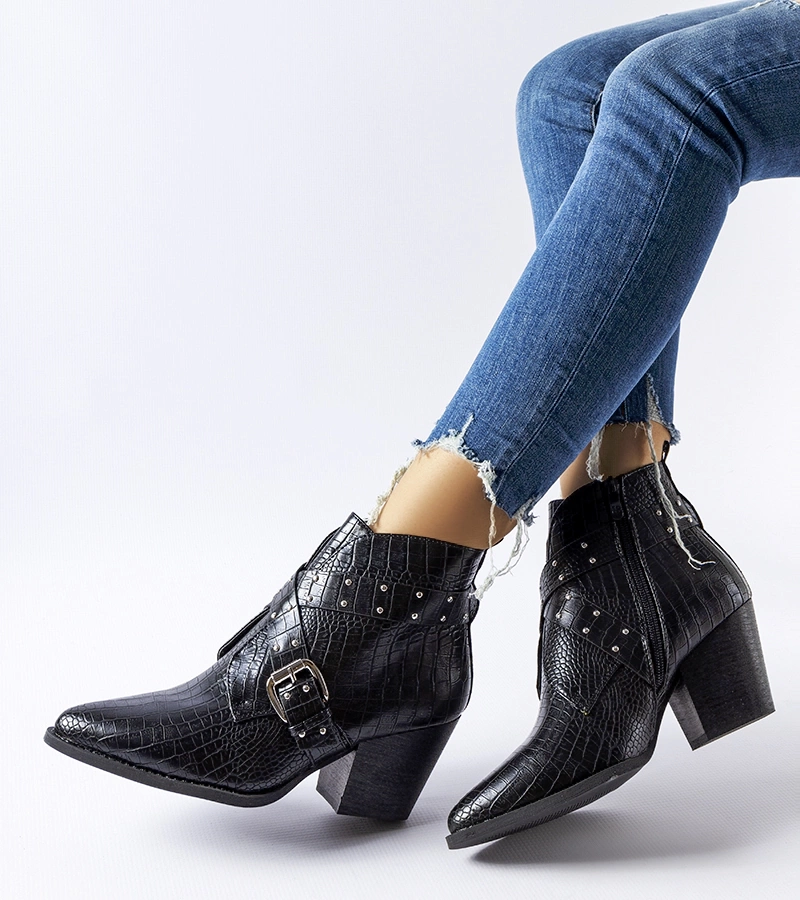 Czarne kowbojki na słupku