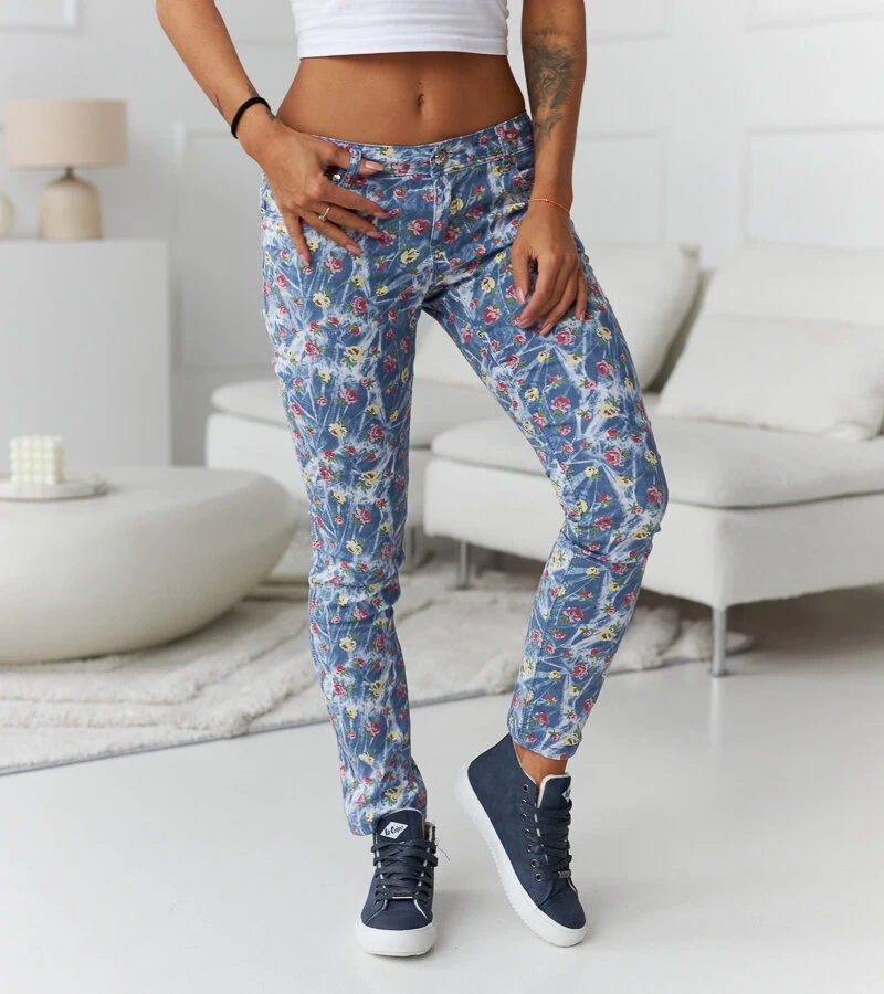 Granatowe spodnie zdobione kwiatkami