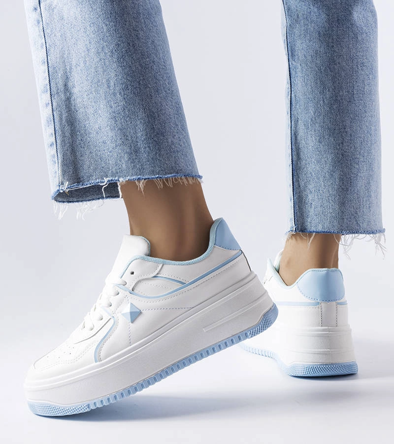 Biało-niebieskie sneakersy ozdobione perforacją
