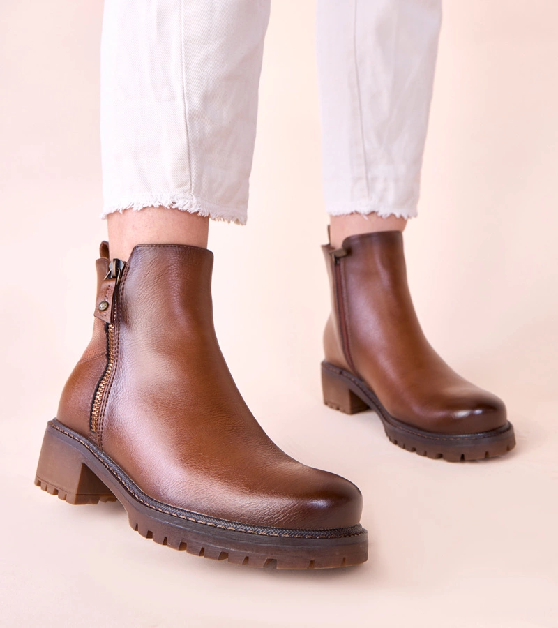 Hers Brązowe botki na subtelnym słupku z ozdobnym suwakiem