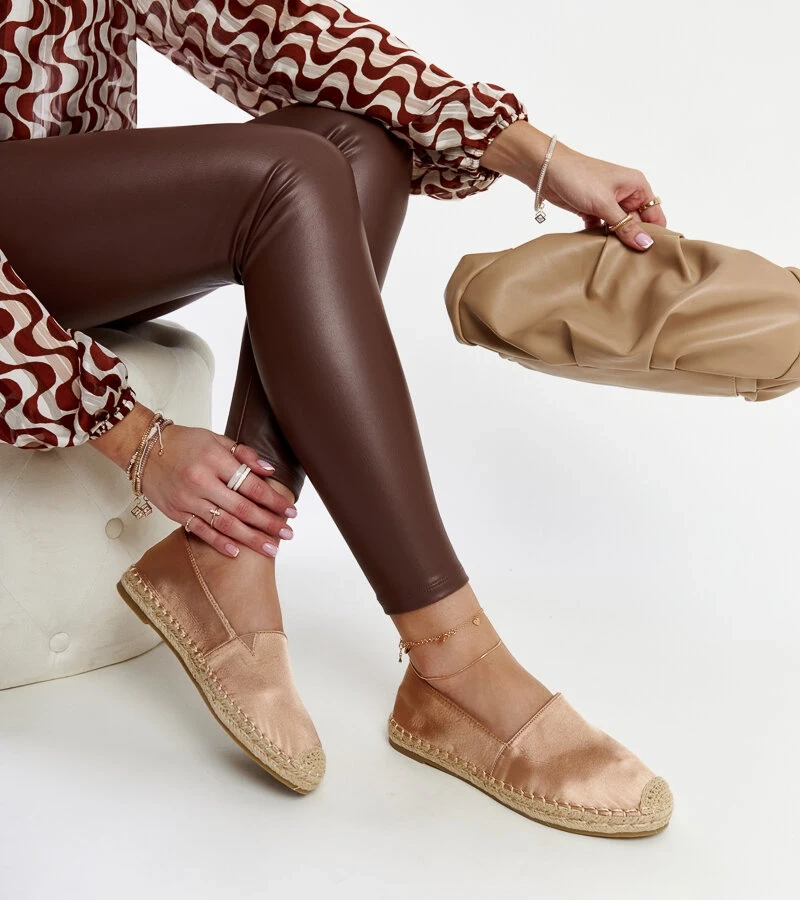 Beżowe espadryle z połyskiem na platformie