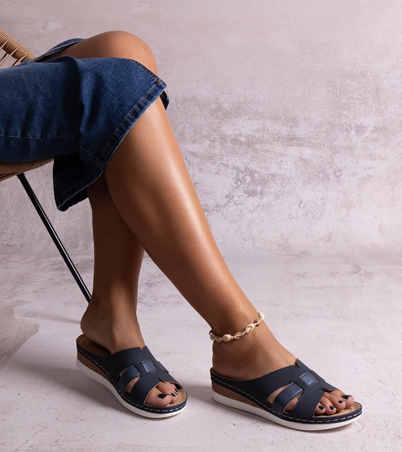 Granatowe lekkie klapki na niskiej koturnie