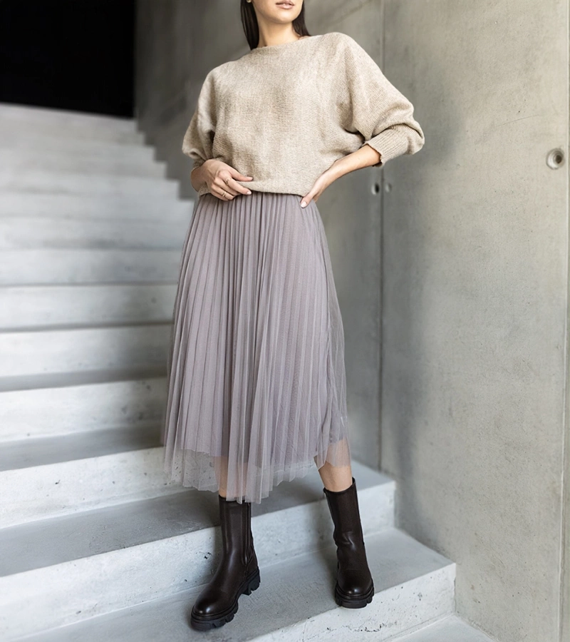 Beżowy komplet sweterek i sukienka z tiulem