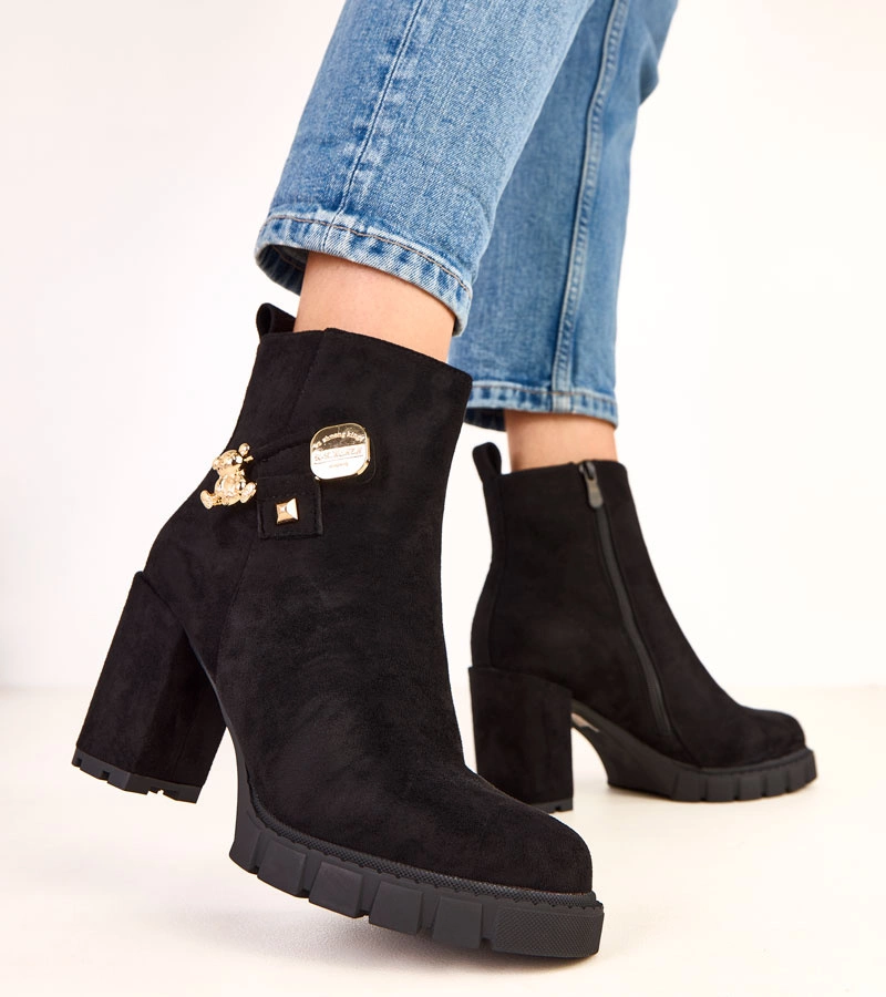 Hers Czarne botki na słupku zdobione złotym misiem