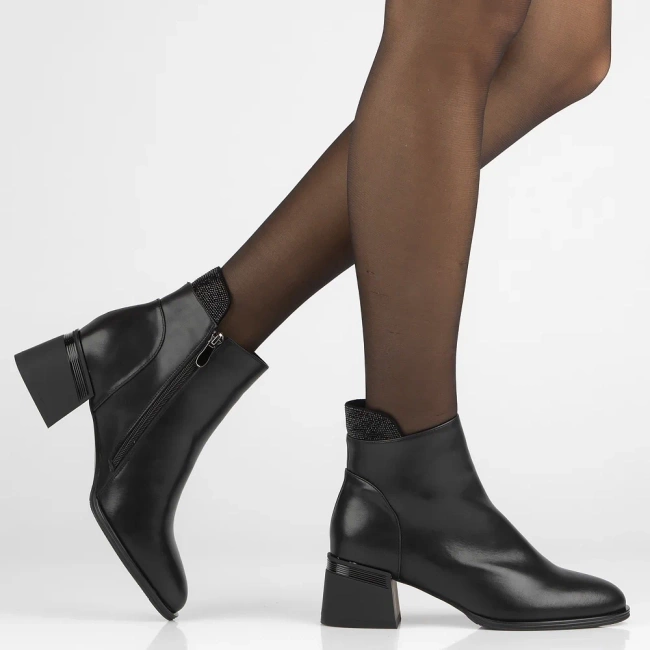 Hers Czarne botki na słupku ze skóry naturalnej z cyrkoniami