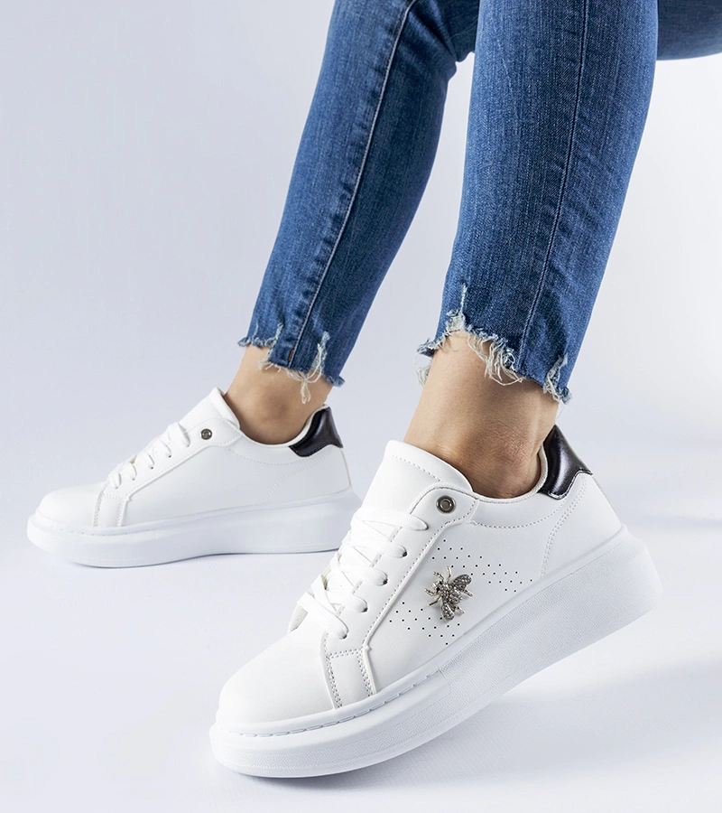 Białe sneakersy z cyrkoniową aplikacją