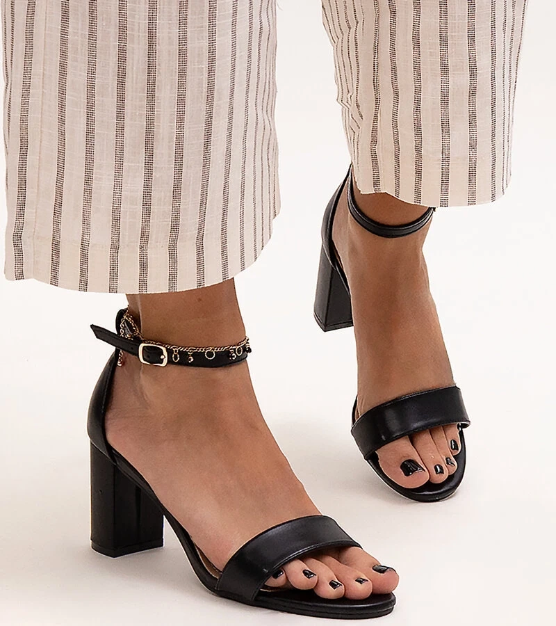 Czarne sandały na słupku